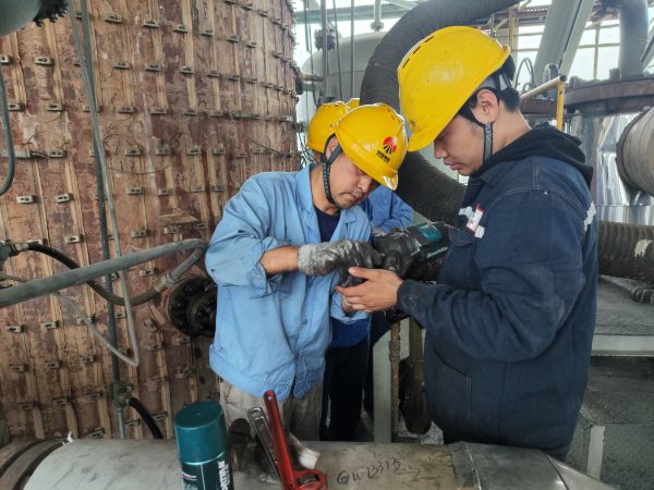 1697940579509047.jpeg 陳宮正在進(jìn)行電磁流量計拆檢工作.jpg