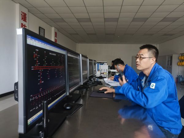 1698374941256582.jpeg 馮向陽(yáng)與運(yùn)行員工溝通現(xiàn)場(chǎng)故障處理情況.jpg