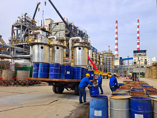 1698634314904836.jpeg 檢修期間,回收舊的催化劑包裝桶.jpg