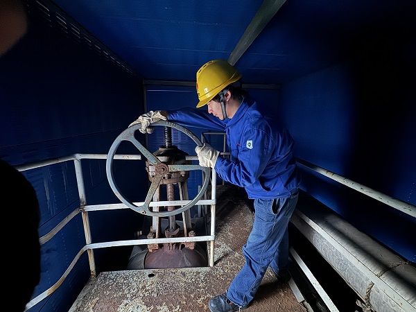 1699950550899933.jpeg 操作人員正在打開(kāi)主管網(wǎng)閥門.jpg