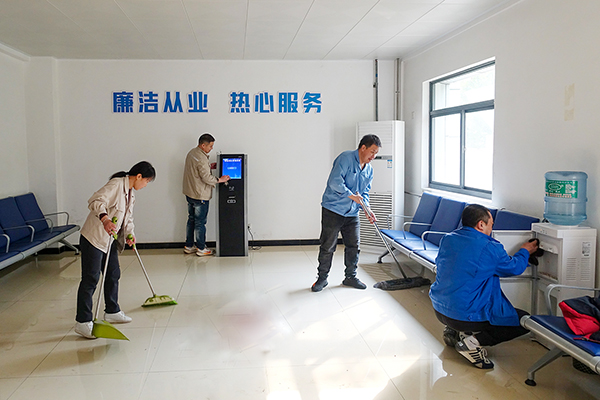 1700365184648379.jpeg 2023年10月運(yùn)銷市場(chǎng)部191罐區(qū)全員清理打掃開票大廳衛(wèi)生2 600.jpg