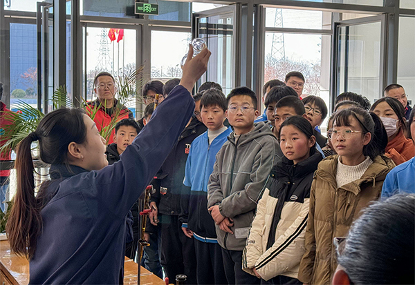 1701415318961381.jpeg 化驗(yàn)室員工在給同學(xué)們展示化學(xué)實(shí)驗(yàn) 600.jpg