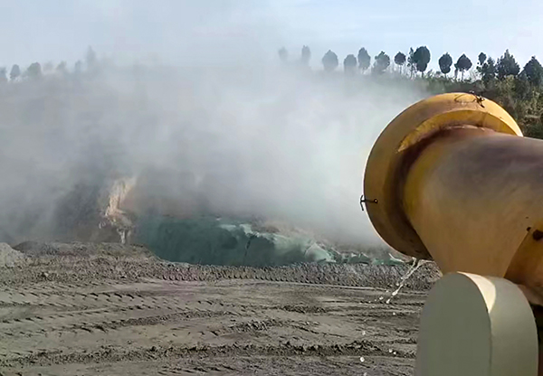 1702863828209975.jpeg 2023年11月運銷市場部冬天藍天保衛(wèi)戰(zhàn)渣場露天霧炮抑制揚塵.jpg