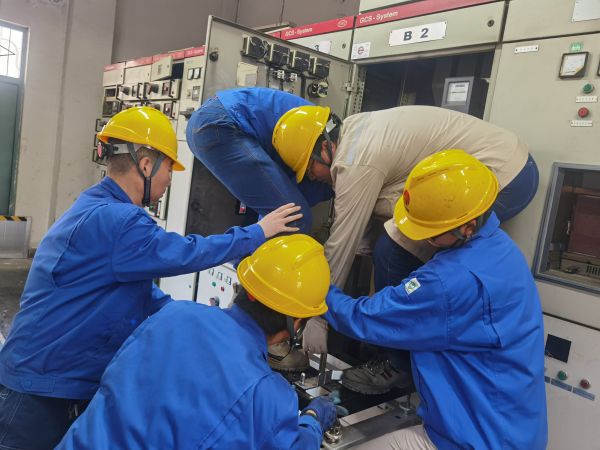 今年大檢修期間，電氣檢修人員齊心協(xié)力“修舊利廢”.jpg