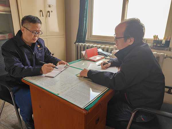 1705047029419257.jpeg 1月10日物料車間支部書記喬玄與車間安全員進(jìn)行日常談心談話.jpg