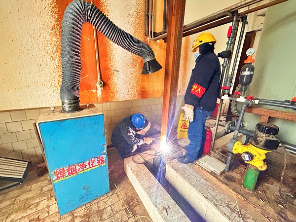 1705623946302651.jpeg 檢修人員現(xiàn)場(chǎng)進(jìn)行焊接作業(yè)安全環(huán)保與之同行2(煙氣回收機(jī)有效使用).jpg