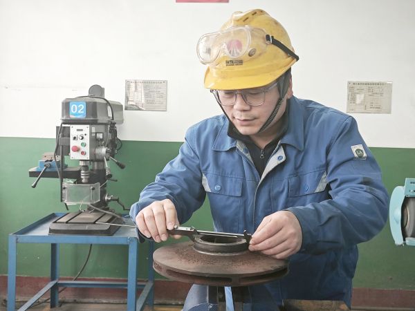 1705624364755444.jpeg 郭峰峰認真測量葉輪口環(huán)尺寸數(shù)據(jù).jpg