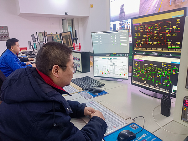 1705839876481581.jpeg 合成工段中控操作人員精心監(jiān)盤保障氨產(chǎn)量.jpg