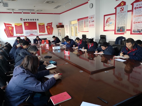 1706487565352368.jpeg 支部紀檢委員喬洪凱正在各黨員講黨課.jpg