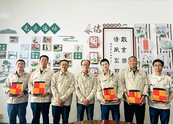 4月18日下午，物料車間黨支部組織運(yùn)行崗位職工開展“書廉韻 倡廉潔”仿宋字書廉比賽。--晉級(jí)選手發(fā)放獎(jiǎng)品.JPG