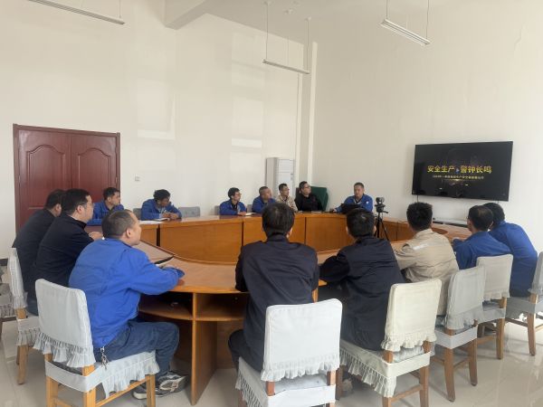 1714098010661538.jpeg 電儀分部員工在進行大檢修前的安全培訓工作.jpg