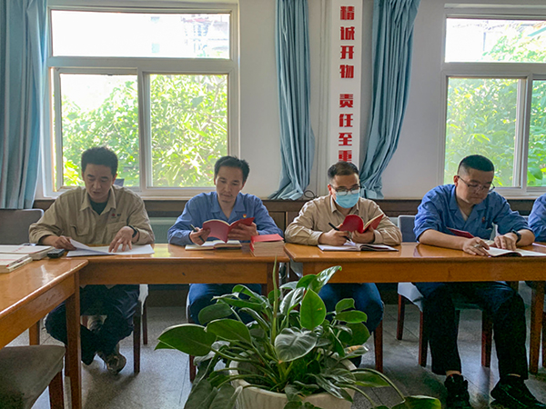 1715930264916806.jpeg 黨員依次誦讀《中國共產(chǎn)黨紀(jì)律處分條例》內(nèi)容.jpg