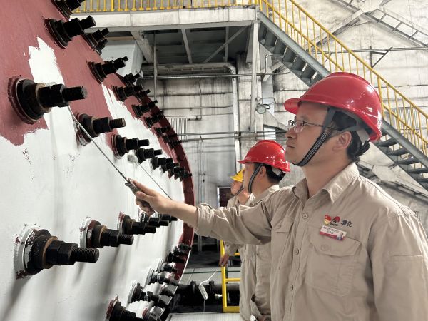 圖2 5月30日下午，制氣車間黨支部攜手聯(lián)合黨支部開展聯(lián)學聯(lián)建融生產  裝置舊貌換新顏主題黨日活動，制氣車間702磨煤機刷漆亮化活動現(xiàn)場紀實。.jpg