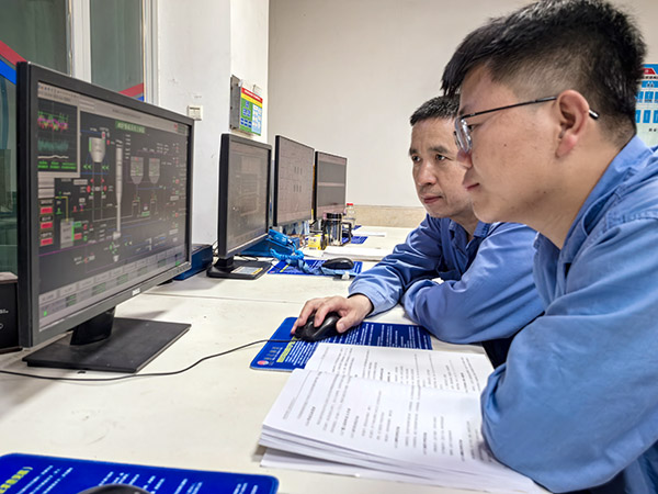 1719373288965301.jpeg 安朝陽給岳維哲在控制室.jpg