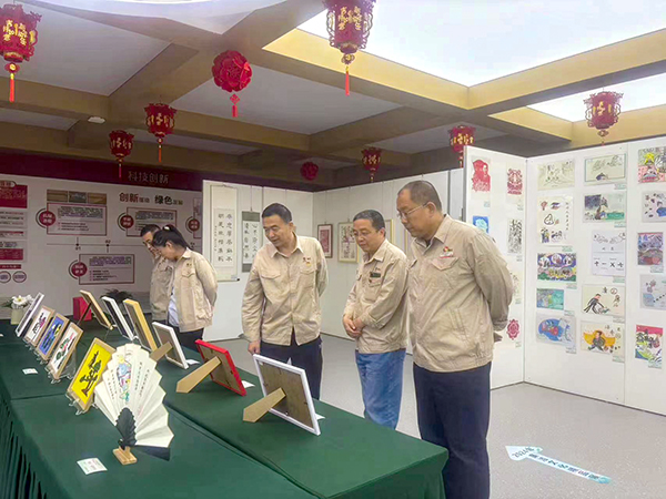 1721292351260348.jpeg 實業(yè)支部組織參觀廉潔文化作品展.jpg