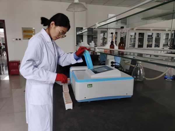 1722295959801633.jpeg 職工在進行水質(zhì)COD操作考試.jpg