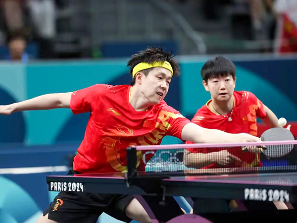 2024年7月30日巴黎奧運(yùn)會乒乓球混雙決賽，孫穎莎和王楚欽比賽照片.jpg