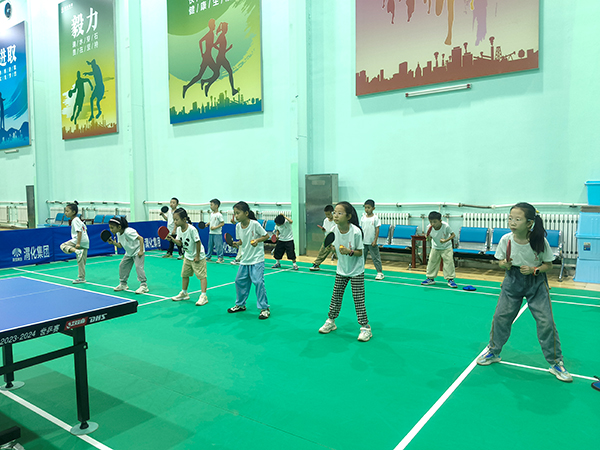 2024年8月1日，渭化集團(tuán)乒乓球館，小學(xué)生學(xué)習(xí)乒乓球.jpg