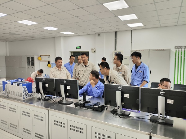 1723189937347148.jpeg 8月7日 現(xiàn)場人員討論運行參數(shù).jpg