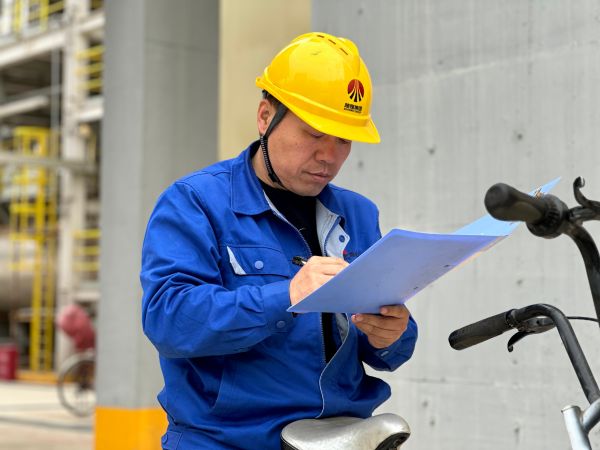 圖2 8月26日，安全員陳科武簽署作業(yè)票據。.jpg