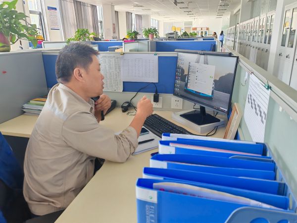 圖1 8月27日，安全員陳科武給現(xiàn)場監(jiān)護人員打電話強調安全有關事項。.jpg