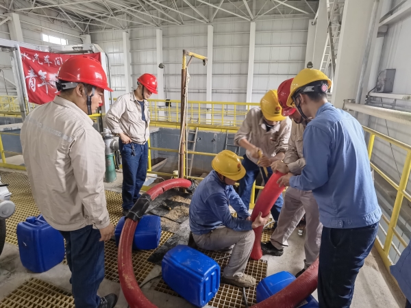 1726037087773192.jpeg 黨員先鋒隊(duì)現(xiàn)場(chǎng)更換石英砂.jpg