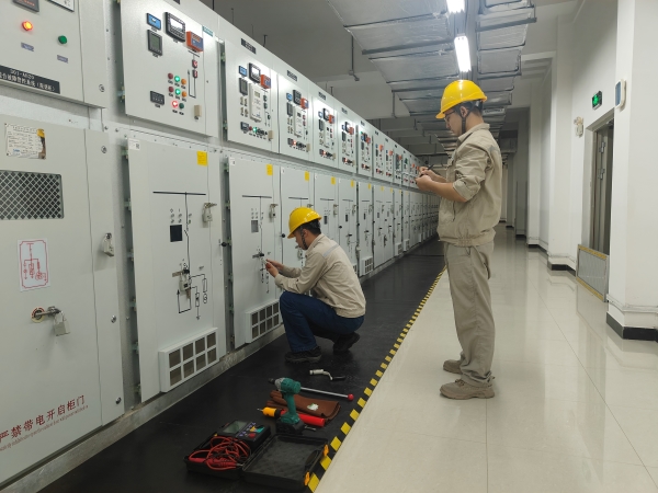 1726294085179408.jpeg 9月12日,運(yùn)行一班成員在現(xiàn)場(chǎng)內(nèi)進(jìn)行實(shí)操演練.jpg