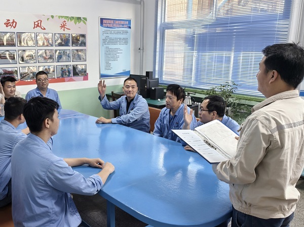 1727137366694122.jpeg 檢修人員在“小課堂”開展互動(dòng)問(wèn)答.jpg