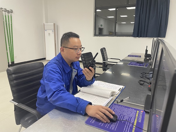 1727874160770755.jpeg 青工劉林在控制室內(nèi)與現(xiàn)場(chǎng)員工溝通現(xiàn)場(chǎng)事宜.jpg