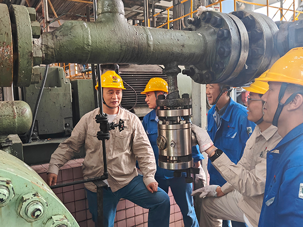 1730074607692671.jpeg 26日白班后,工藝技術員正在為操作人員講解大煤漿泵試驗.jpg