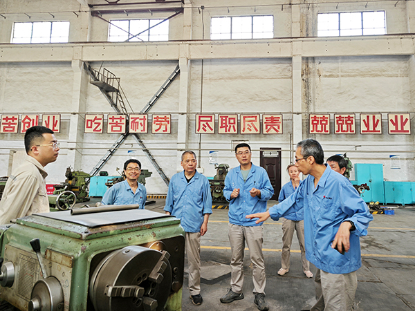 1730272073300104.jpeg 高級(jí)技師任秦平認(rèn)真講解車床相關(guān)電氣知識(shí).jpg