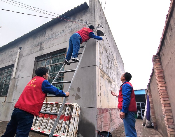 1730791023716197.jpeg 11.1日計控電儀部志愿者更換公共照明燈泡.jpg