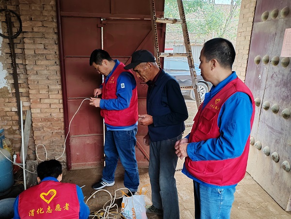 1730791033731035.jpeg 11.1日計控電儀部志愿者為老鄉(xiāng)家檢查更換老化線路.jpg