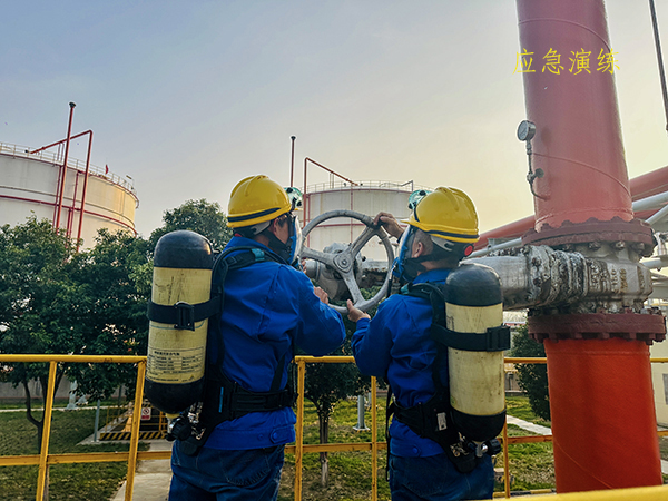 11月8日下午，應(yīng)急演練，圖為演練過程中關(guān)閉裝車總管控制閥.jpg