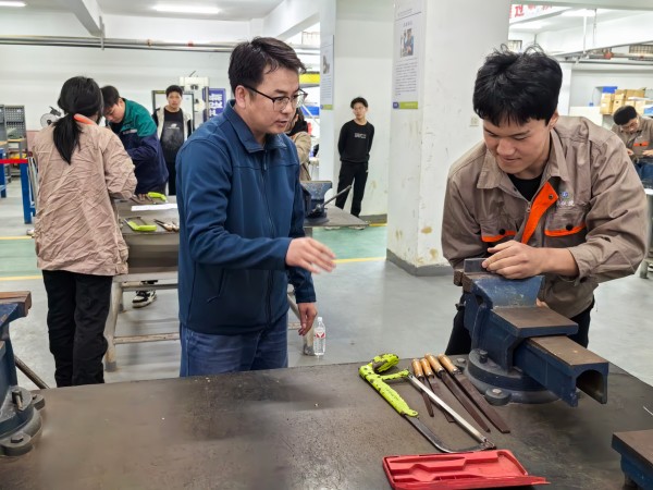 1731659371394074.jpeg 陜媒工匠從“0”開始細心指導(dǎo).jpg