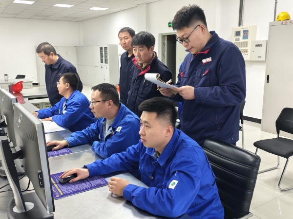 1732083645799084.jpeg 11月17日 運行人員調(diào)整電力系統(tǒng)參數(shù).jpg