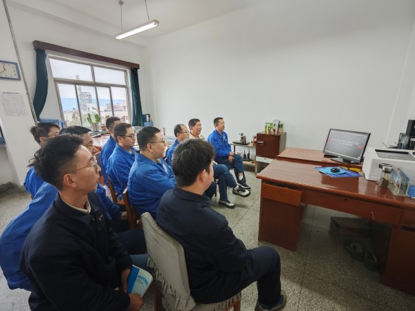 近日，計控電儀部利用班前、班后會組織職工觀看事故案例警示視頻.jpg