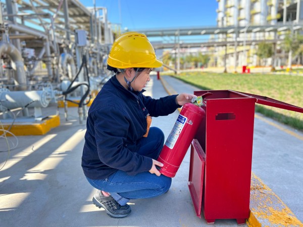 1732178020497007.jpeg 2024年11月乙二醇車間職工認(rèn)真檢查滅火器.jpg