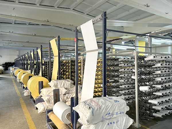 1734657486211036.jpeg 圓織車(chē)間為外銷(xiāo)生產(chǎn)布卷.jpg