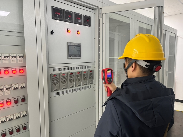 12月，計(jì)控電儀部運(yùn)行人員正在用測溫儀排查隱患.jpg