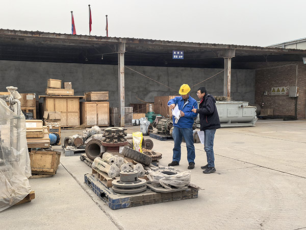 1737539548722105.jpeg 物資采供部人員和車間技術(shù)人員在現(xiàn)場核對物資信息.jpg