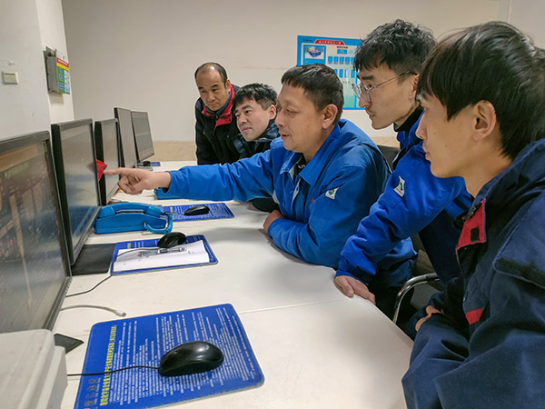 1737851323706768.jpeg 車間技術人員馮治在給員工講解節(jié)能技改項目投入注意事項.jpg