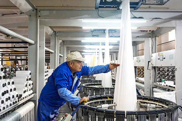 1738898787390826.jpeg 維修工細(xì)心檢查.jpg