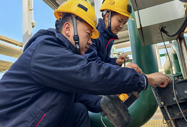 1738976033742717.jpeg 廢水崗位當班人員發(fā)現(xiàn)濁度儀有故障,現(xiàn)場排查故障.jpg