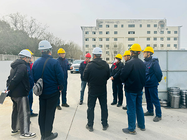 2月12日下午，物料車間開展重大危險(xiǎn)源綜合大檢查，圖為裝車站臺(tái)VOC環(huán)保裝置的升級(jí)改造項(xiàng)目現(xiàn)場 (1).jpg