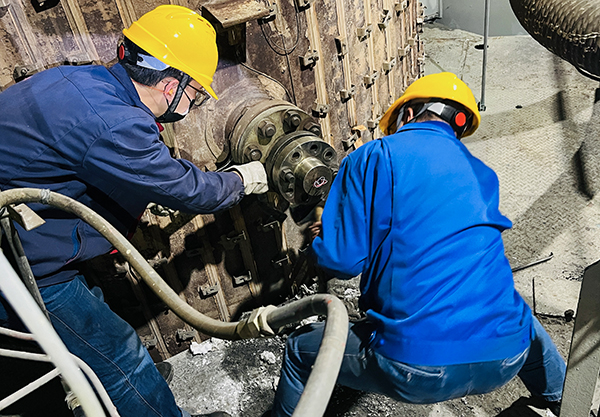 241740389477140957.jpg 氣化爐更換高溫?zé)崤?jpg