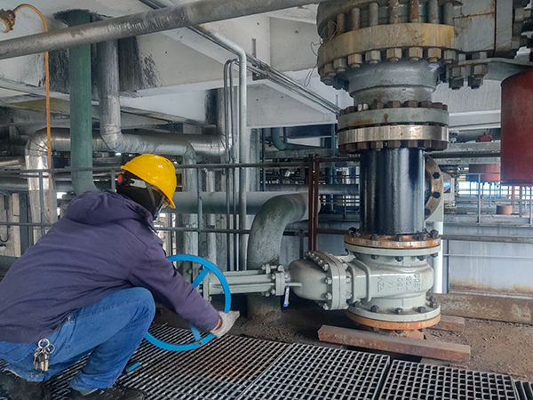 2月22日，氣化爐連通管線改造完成，工藝人員切換試用 照片.jpg