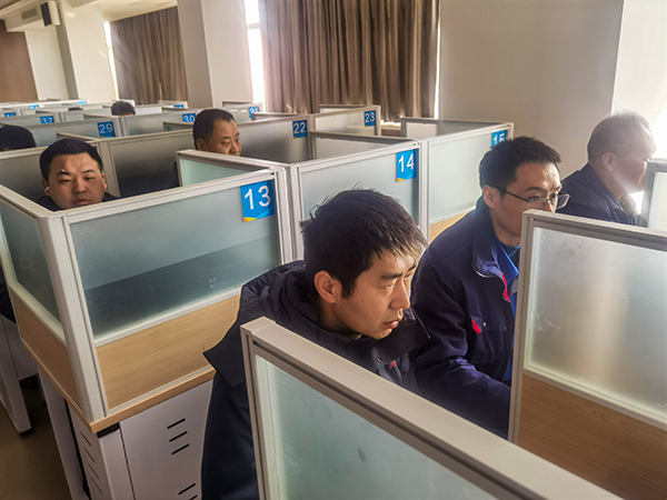 2月25日，合成車間員工進(jìn)行“懂會(huì)能”考試 (2).jpg