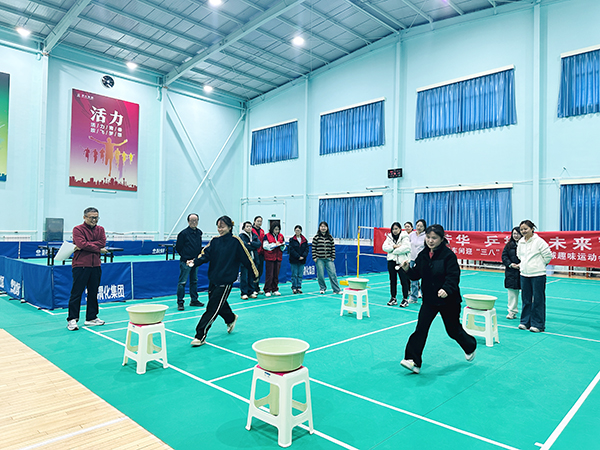 3月5日下午，物料車(chē)間舉辦以“巾幗綻芳華 乒搏向未來(lái)”為主題的女職工乒乓球趣味運(yùn)動(dòng)會(huì)，圖為趣味夾乒乓球.JPG