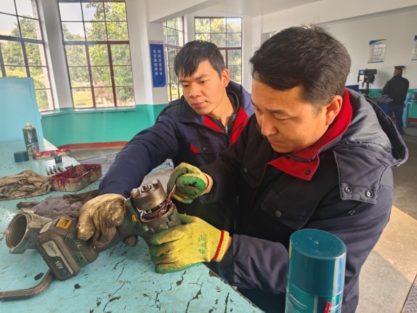 101741563075216411.jpg 馬順邦和李玄給電動(dòng)扳手加注潤(rùn)滑油.jpg